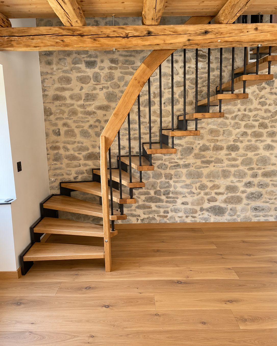 Escalier en chêne et parquet posés après la rénovation