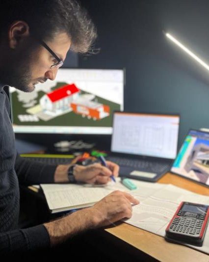 Étude des plans d'un projet au bureau d'IKRA